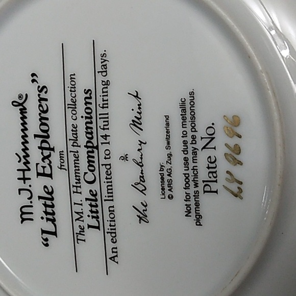 M.J. Hummel set of Little Companions plates - Picture 5 of 9
